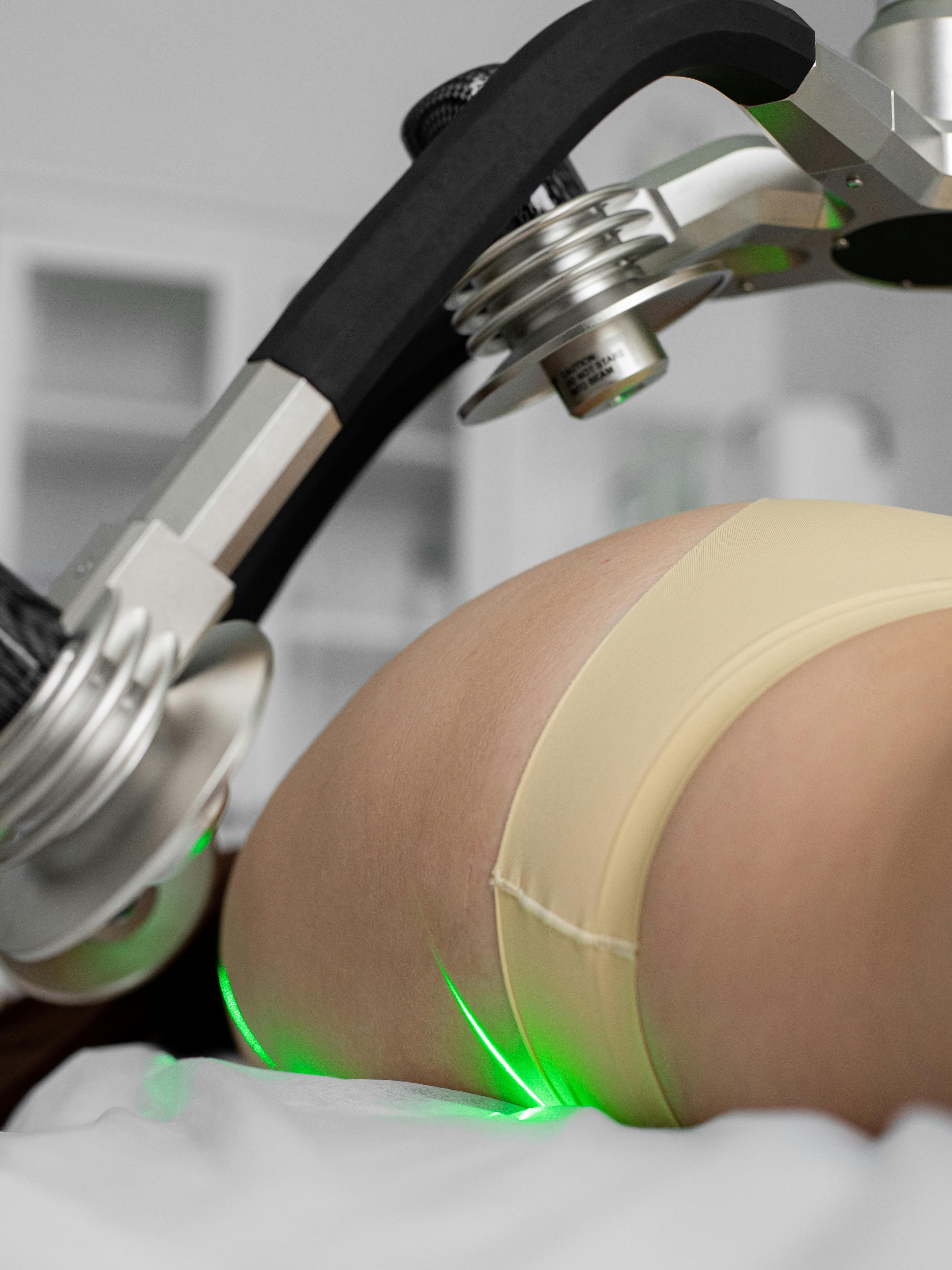 Body contouring laser device treatment in clinical studio